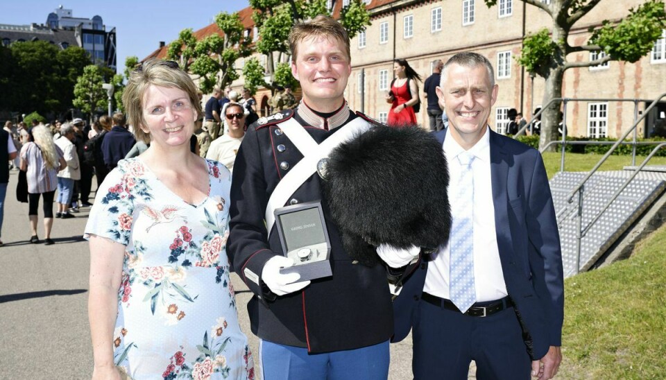 Garder Mathias Filtenborg Laustsen med sine forældre Mogens og Lone Laustsen efter Dronning Margrethe har overrakt ham 'Dronningens Ur'.