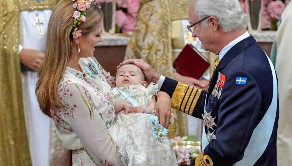 Prinsesse Madeleine fylder 40 år 10. juni. Her er hun i 2018 fotograferet med sin far, kong Carl Gustaf, da datteren prinsesse Adrienne blev døbt. (Arkivfoto).