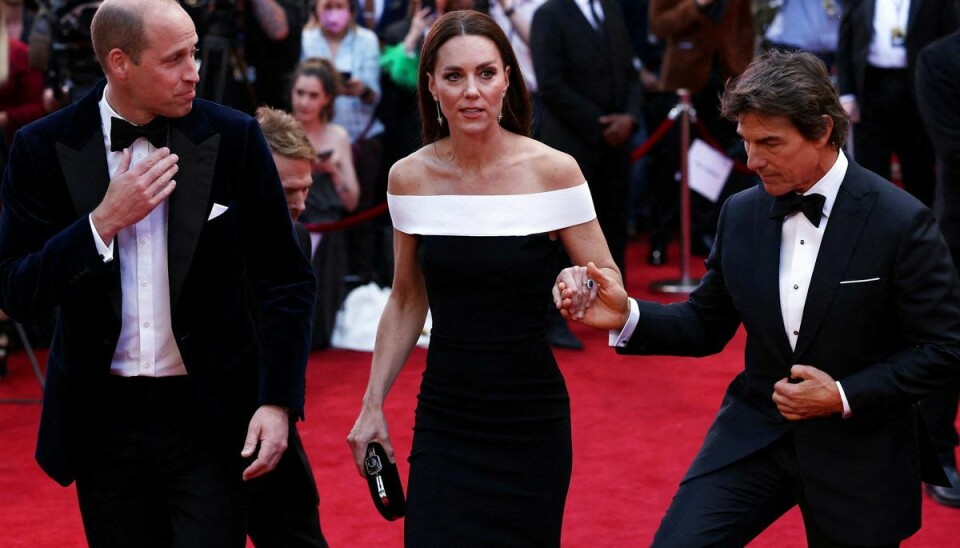 Tom Cruise giver hertuginde Kate en støttende hånd på den røde løber ved premieren på Top Gun: Mawerick i London.