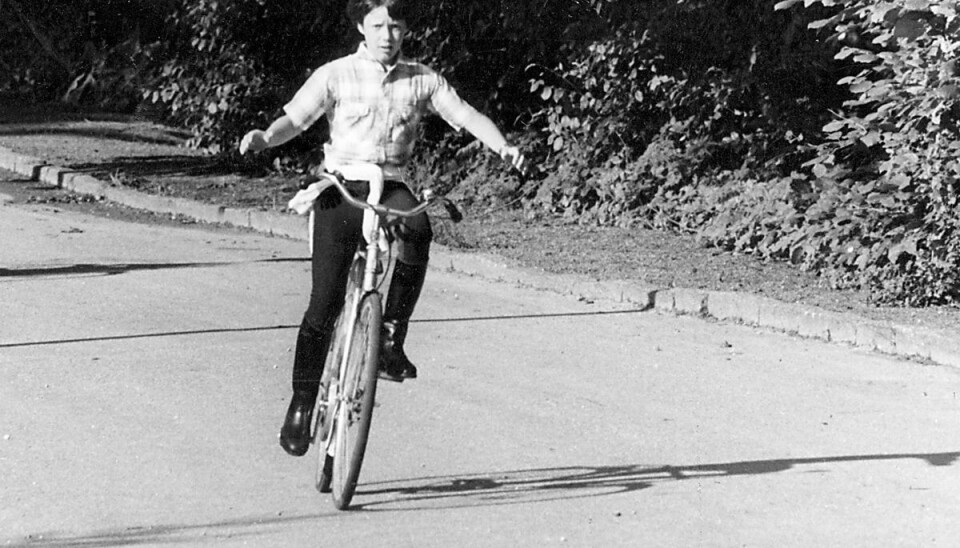 En ung kronprins Frederik cykler uden hænder. (Arkivfoto).