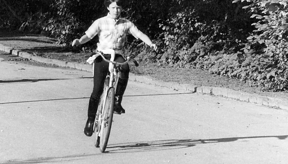 En ung kronprins Frederik cykler uden hænder. (Arkivfoto).