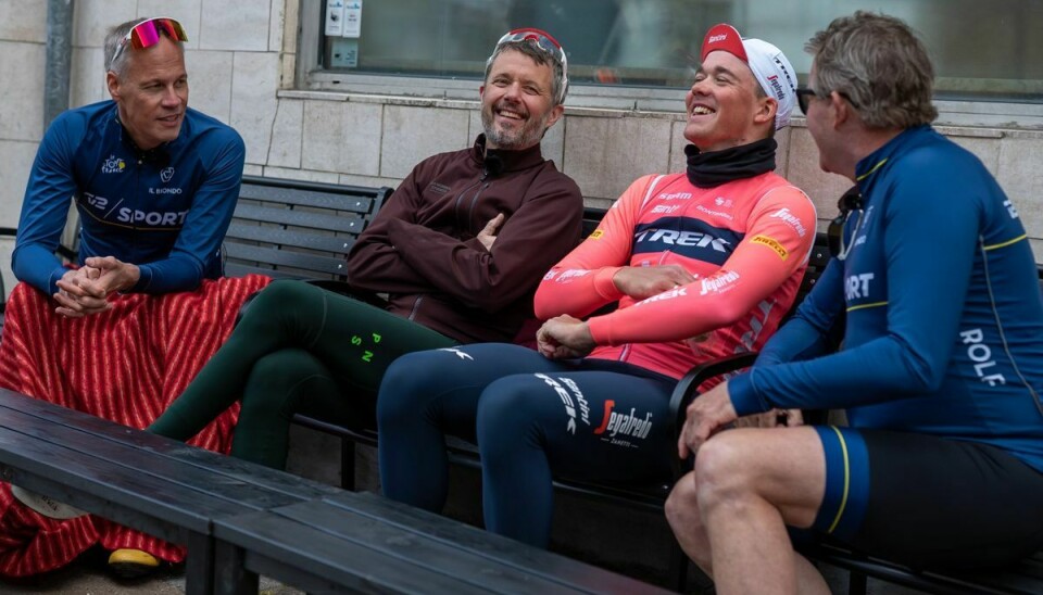 Der er også tid til et lille pitstop, efter at kronprins Frederik og cykelkommentatorerne Rolf Sørensen og Dennis Ritter har fået selskab af den danske cykelrytter Mads Pedersen. (Stillfoto).