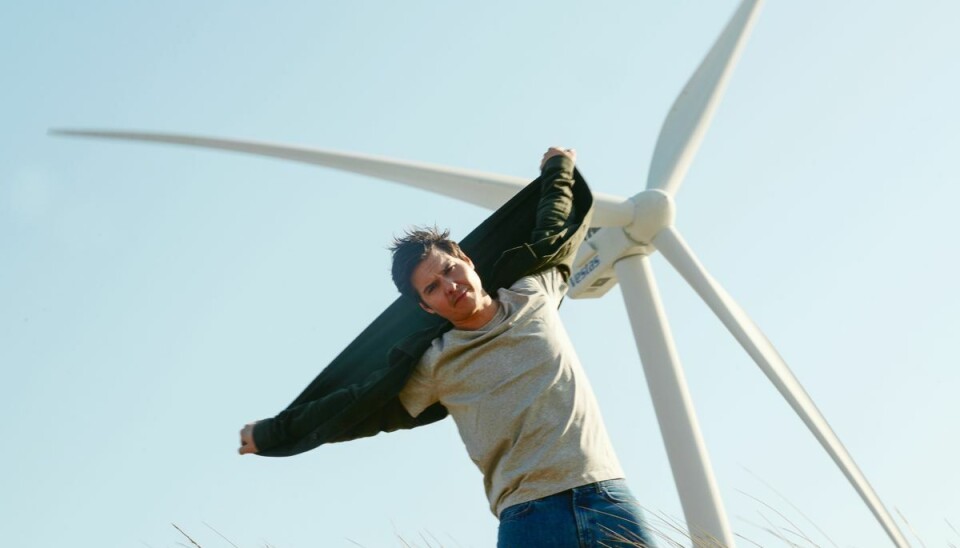 Lukas Grahams sommerturné, 'In the Round', går i luften på grøn energi. Batterierne oplades med strøm ved en vindmøllepark, hvorefter de kobles til lys- og lydsystemerne ved Lukas Grahams koncertsted. Med denne løsning kan man overflødiggøre brugen af dieseldrevne generatorer, hvilket medfører en reduktion af CO2-udledningen under Lukas Grahams optræden på op til 98,5 procent, oplyser Vestas. (Arkivfoto). Lukas Grahams sommerturné, 'In the Round', går i luften på grøn energi. Batterierne oplades med strøm ved en vindmøllepark, hvorefter de kobles til lys- og lydsystemerne ved Lukas Grahams koncertsted. Med denne løsning kan man overflødiggøre brugen af dieseldrevne generatorer, hvilket medfører en reduktion af CO2-udledningen under Lukas Grahams optræden på op til 98,5 procent, oplyser Vestas. (Arkivfoto).