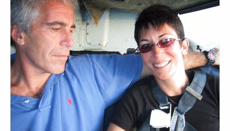 Ghislaine Maxwell og Jeffrey Epstein dannede par igennem flere år i 1990'erne, og var en del af en finansiel elite. Dette billede af de to er blevet brugt som bevismateriale i sagen. Ghislaine Maxwell og Jeffrey Epstein dannede par igennem flere år i 1990'erne, og var en del af en finansiel elite. Dette billede af de to er blevet brugt som bevismateriale i sagen.