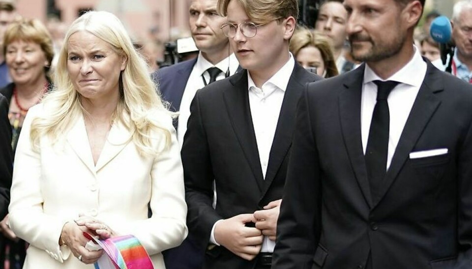 Kronprinsesse Mette-Marit var tydeligt rørt, da hun sammen med sin søn, Sverre Magnus og sin mand, kronprins Haakon lørdag besøgte stedet, hvor to personer natten til lørdag blev skudt i Oslo.