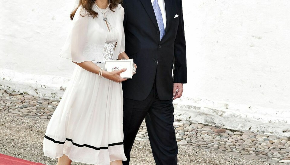 Her ses Prins Gustav og Carina Axelsson i forbindelse med en prinsedåb. Lørdag blev parret gift.