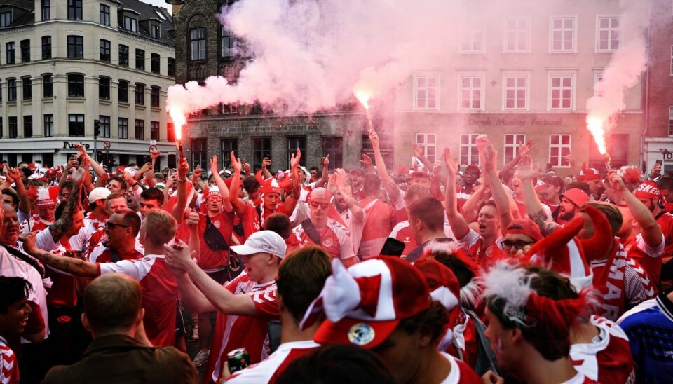 Fodboldfeberen var tårnhøj sidste sommer, og nu skal de danske fans være med til at skrive årets VM-sang. Fodboldfeberen var tårnhøj sidste sommer, og nu skal de danske fans være med til at skrive årets VM-sang.