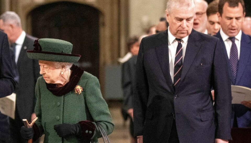 Prins Andrew (th.) som de seneste år er blevet lagt for had i offentligheden efter en sag som seksuelt misbrug, har fået corona, oplyser kongehuset i Storbritannien. Derfor går han glip af fredagens fejring af dronning Elizabeths 70 års-regentjubilæum. (Arkivfoto). Prins Andrew (th.) som de seneste år er blevet lagt for had i offentligheden efter en sag som seksuelt misbrug, har fået corona, oplyser kongehuset i Storbritannien. Derfor går han glip af fredagens fejring af dronning Elizabeths 70 års-regentjubilæum. (Arkivfoto).