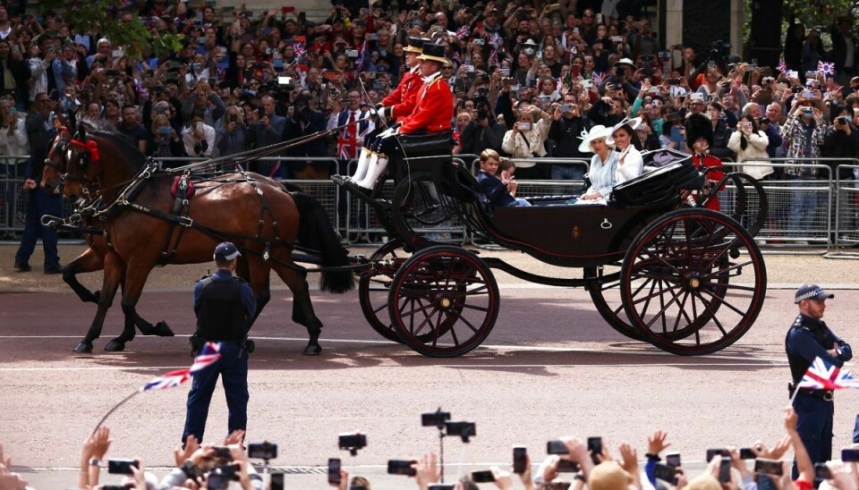 Hertuginde Kate og hertuginde Camilla i karet. Med i kareten er også hertuginde Kates og prins Williams tre børn, prins George, prinsesse Charlotte og prins Lousi.