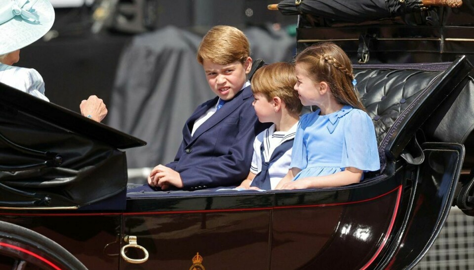 Prins Goerge og prinsesse Charlotte med lillebror prins Louis mellem sig.