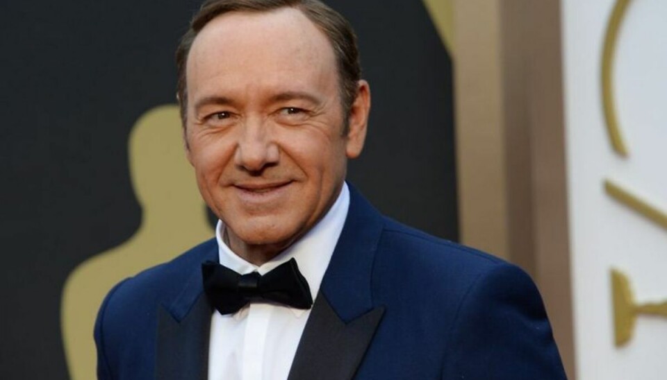 Kevin Spacey, der her ankommer til den 86. udgave af Academy Awards i 2014, er blevet beskyldt for et seksuelt overgreb. Skuespilleren undskylder på Twitter, og vælger samtidig at springe ud som homoseksuel. Foto: Robyn Beck/Scanpix (Arkivfoto)