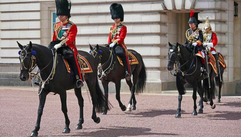 Prins Charles (forrest), prins William og prinsesse Anne højt til hest og i fuld galla.