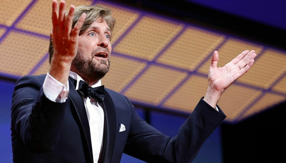 Den svenske instruktør Ruben Östlund på scenen ved filmfestivalen i Cannes, efter at han har vundet Guldpalmen. Igen.