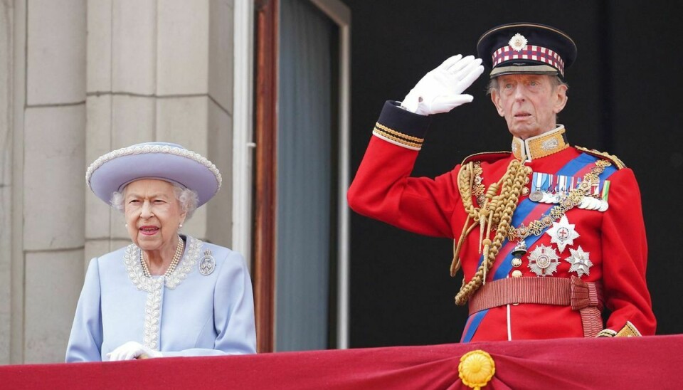 Dronningen har fået selskab af prins Edward hertugen af Kent på balkonen.