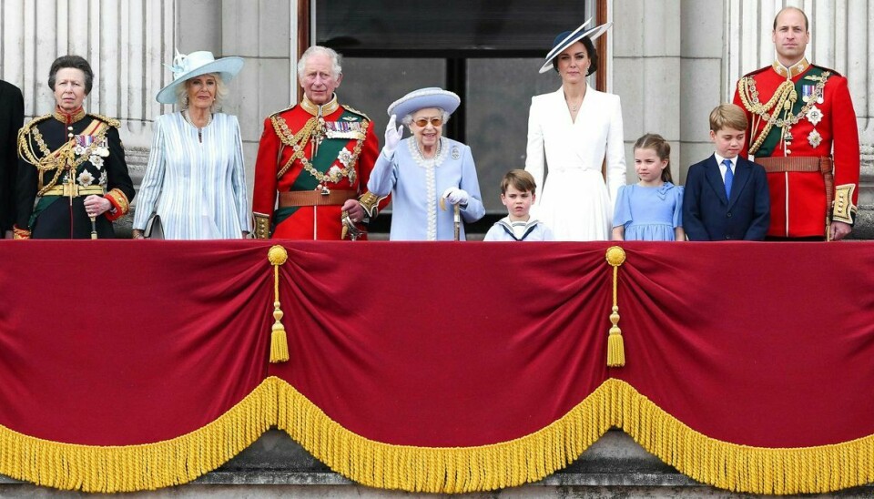 Den kongelige familie er trådt ud på balkonen på Buckingham Palace.