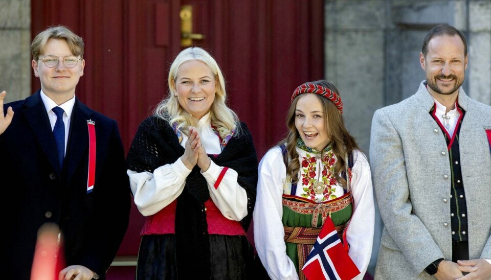 Norges kronprinspar har stillet en ejendom til rådighed for tre ukrainske flygtninge og deres børn. På billedet ses kronprinsparret med deres børn, prins Sverre Magnus og prinsesse Ingrid Alexandra, på Norges nationaldag i år. Norges kronprinspar har stillet en ejendom til rådighed for tre ukrainske flygtninge og deres børn. På billedet ses kronprinsparret med deres børn, prins Sverre Magnus og prinsesse Ingrid Alexandra, på Norges nationaldag i år.