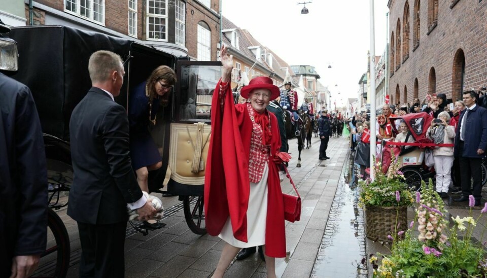 Dronningen ankommer til rådhuset i Helsingør.
