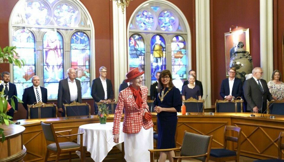 Dronningen aflægger besøg på Rådhuset og hilser på Byrådet.i forbindelse med sommertogtet.
