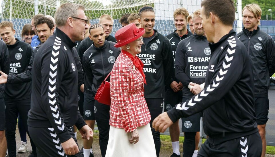 Under besøget i Helsingør valgte dronningen overraskende at kigge forbi hos fodboldlandsholdet, der lige nu er på træningslejr i byen.