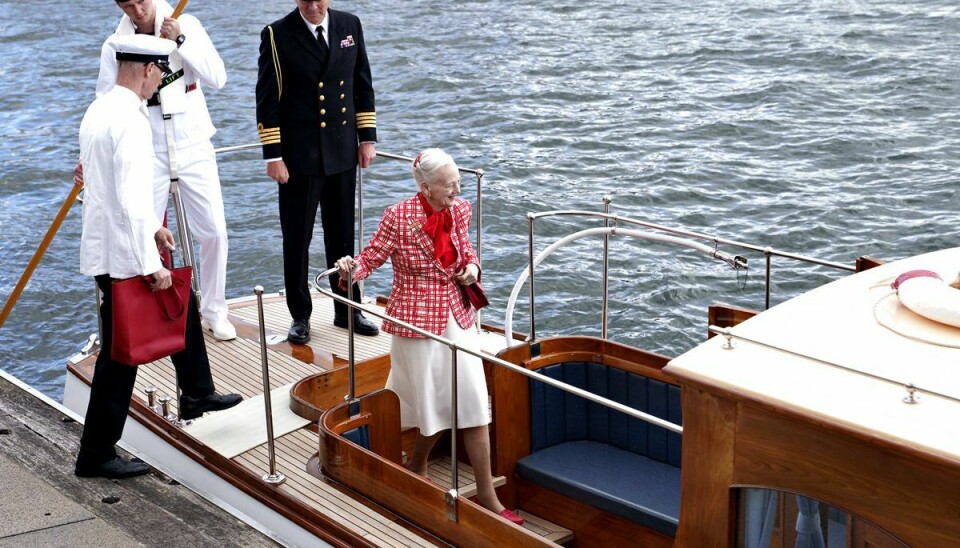 Dronningen gør klar til at blive sejlet ud til Kongeskibet Dannebrog