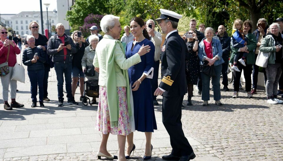 Prinsesse Benedikte tager imod kronprins Frederik og kronprinsesse Mary ved havnekajen.