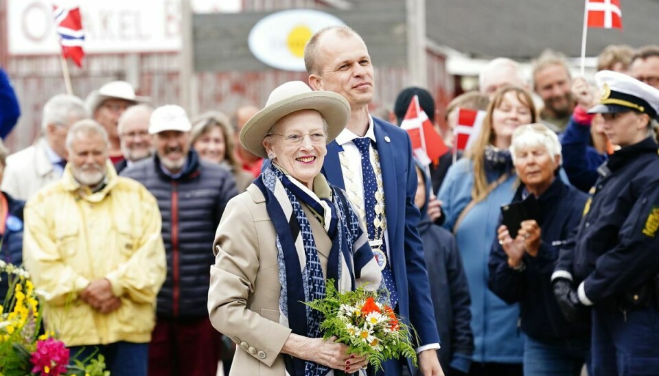 Dronningen er ankommet til Anholt, hvor borgmester i Norddjurs kommune, Kasper Juncher Bjerregaard, tog imod.