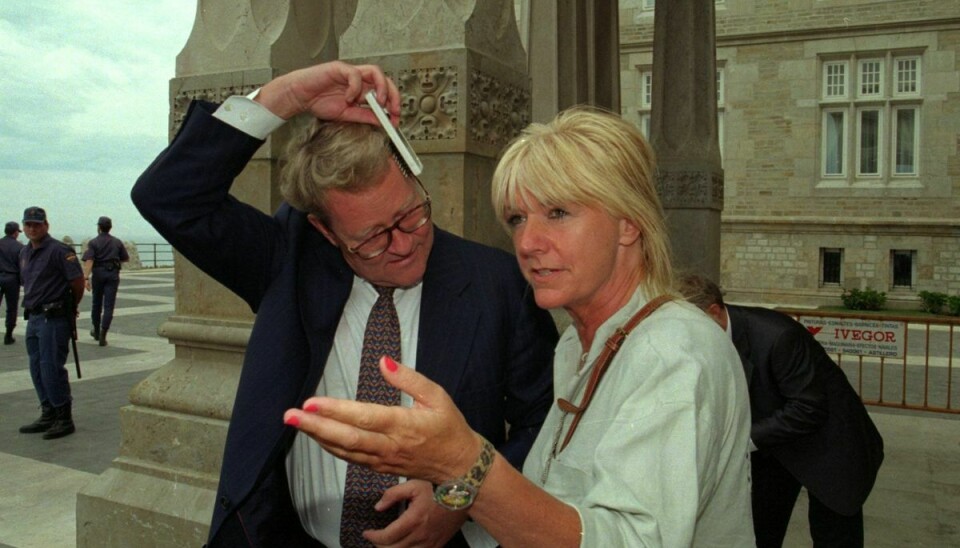 Ulla Terkelsen gør sig klar til TV-interview med den daværende udenrigsminister Niels Helveg Petersen i 1995. En periode, hvor hun også arbejdede som udenrigskorrespondent i Tyskland. (Arkivfoto).