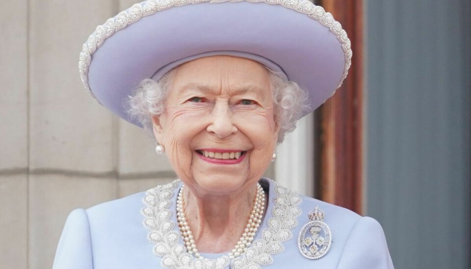 Det britiske folk venter spændt på, at der kommer en udmelding om Dronning Elizabeth. Dukker hun op eller ej?