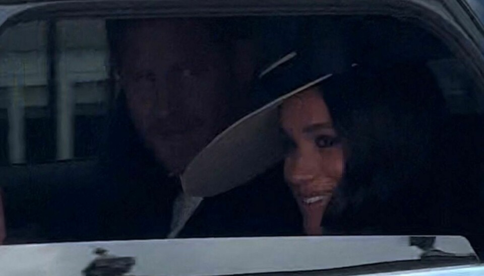 Her ses prins Harry og hertuginde Meghan i en bil i London. Parret deltager i fejringen af dronning Elizabeth.
