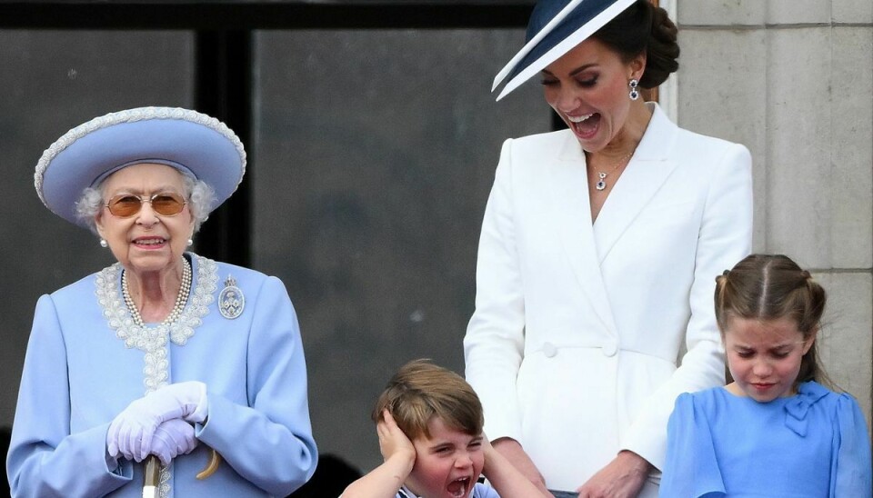 Hertuginde Kate og børnene prins Louis og prinsesse Charlotte var blandt de familiemedlemmer, som flankerede majestæten på balkonen.