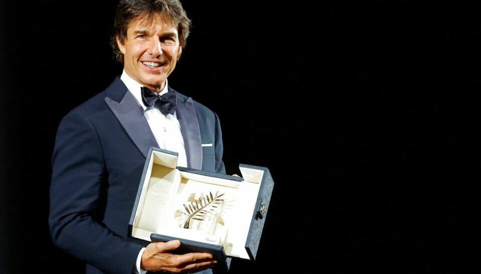 Tom Cruise blev hædret med både jetfly på himlen og tildelingen af en hædersguldpalme onsdag. Det skete på filmfestivalen i Cannes, hvor han deltager i forbindelse med efterfølgeren til blockbusteren 'Top Gun' fra 1986.