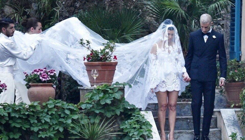 Kourtney Kardashian og Travis Barker ses her i den italienske skumring efter ceremonien søndag aften. Kourtney Kardashian og Travis Barker ses her i den italienske skumring efter ceremonien søndag aften.