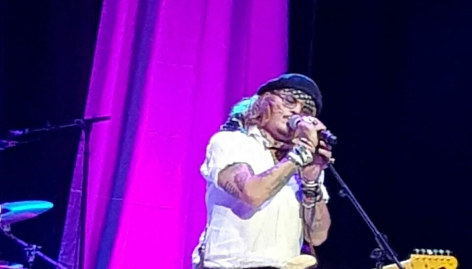 Skuespilleren Johnny Depp sammen med musikeren Jeff Beck uden for billedet under en koncert i Sheffield den 29 maj.