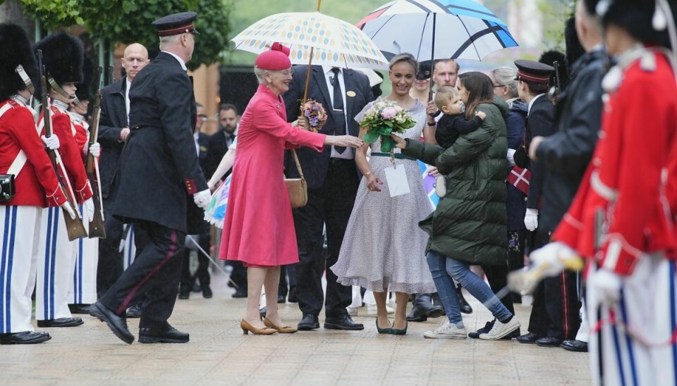 Dronningen blev modtaget med blomster, da hun ankom.