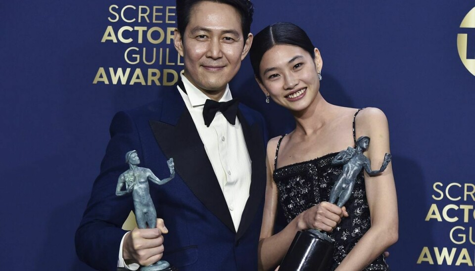 Lee Jung-jae (til venstre) vandt ved prisuddelingen Screen Actors Guild Awards i februar en pris for at spille hovedrollen Seong Gi-hun. Jung Ho-yeon (til højre) vandt for at spille rollen som Kang Sae-byeok.