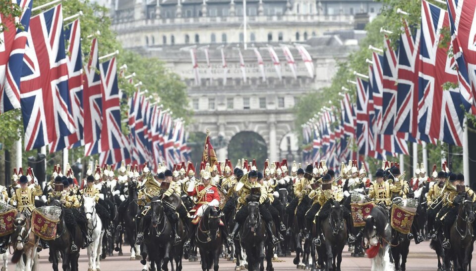 Billede her er fra Trooping the Colour i 1996, hvor arrangementet fandt sted i forbindelse med dronningens 90 års fødselsdag. Billede her er fra Trooping the Colour i 1996, hvor arrangementet fandt sted i forbindelse med dronningens 90 års fødselsdag.