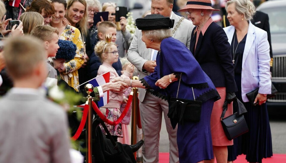 Prinsesse Beatrix og dronning MArgrethe hilser på de mange fremmødte fans ved Rådhuset i Dragør.