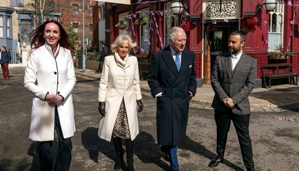 Billedet her viser Charles og Camilla under besøget ved EastEnders-optagelserne tilbage i marts måned.