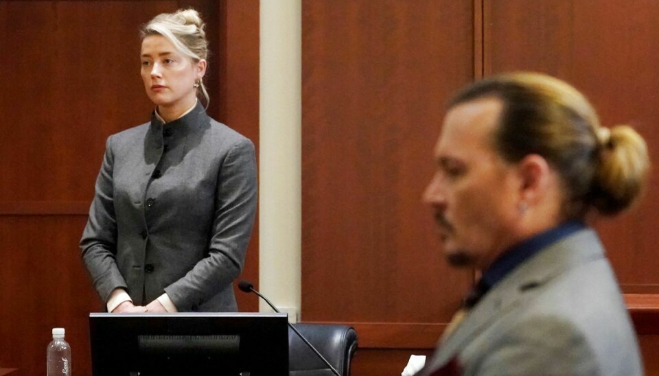 Skuespiller Amber Heard afviser i retten eksmanden Johnny Depps beskyldninger om at defækere parrets seng.