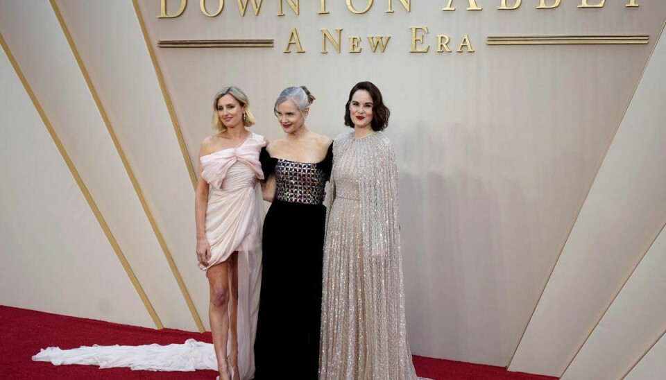 Fra venstre er det Laura Carmichael, Elizabeth McGovern og Michelle Dockery, der spiller henholdsvis Lady Edith, Lady Crawley og Lady Mary i såvel TV-serien som de to film.