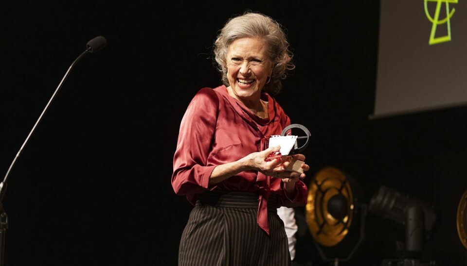 I februar modtog Birthe Neumann en Robert som årets kvindelige hovedrolle, og en måned senere fik hun også en Bodil i samme kategori. Begge blev givet for rollen som Karen Blixen i 'Pagten'. I februar modtog Birthe Neumann en Robert som årets kvindelige hovedrolle, og en måned senere fik hun også en Bodil i samme kategori. Begge blev givet for rollen som Karen Blixen i 'Pagten'.