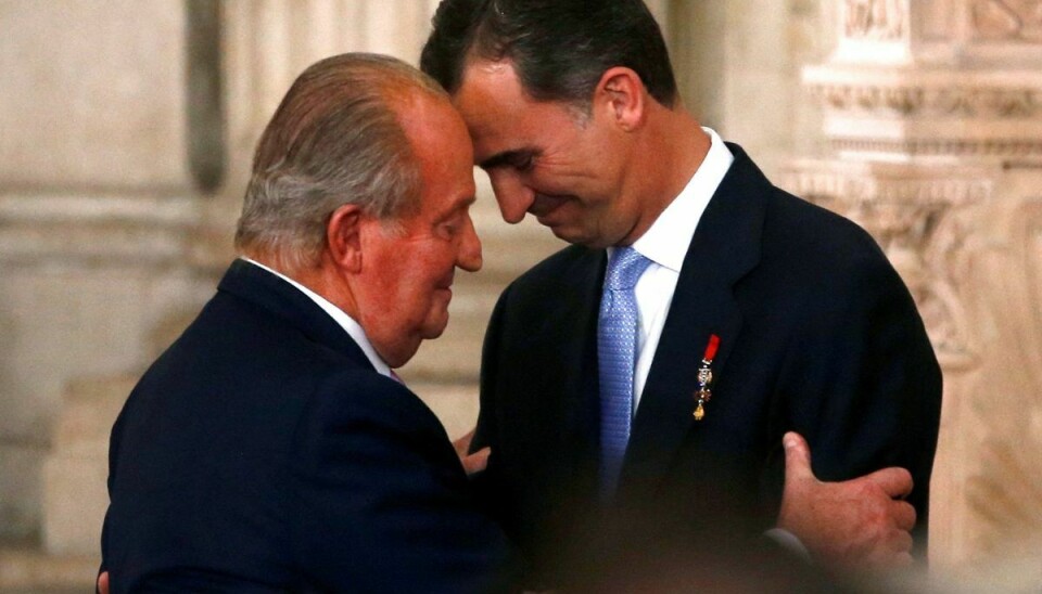 Den spanske ekskonge Juan Carlos (til venstre) besøger sin søn, kong Felipe (til højre), mandag. (Arkivfoto).