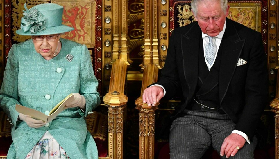 Dronning Elizabeth giver stafetten videre til sin ældste søn