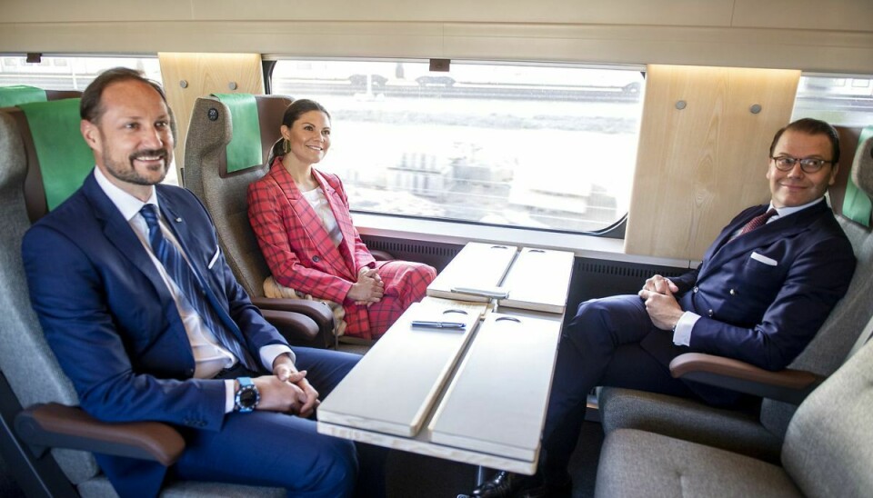 Kronprinsesse Victoria og hendes mand, prins Daniel, samt norske kronprins Haakon ombord på toget til Göteborg.