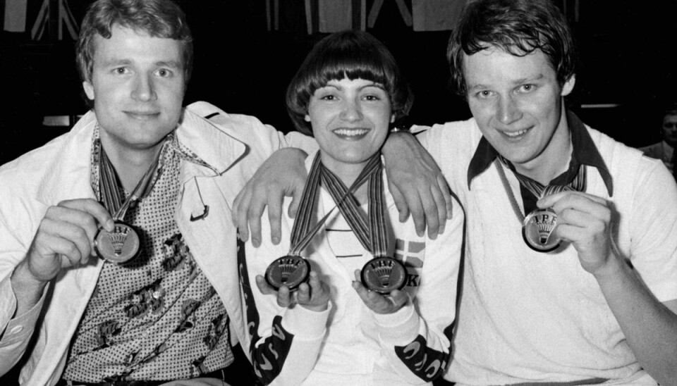 Flemming Delfs, Lene Køppen og Steen Skovgaard viser deres guldmedaljer frem efter badminton-VM i Malmø i 1977 - det første verdensmesterskab i historien.