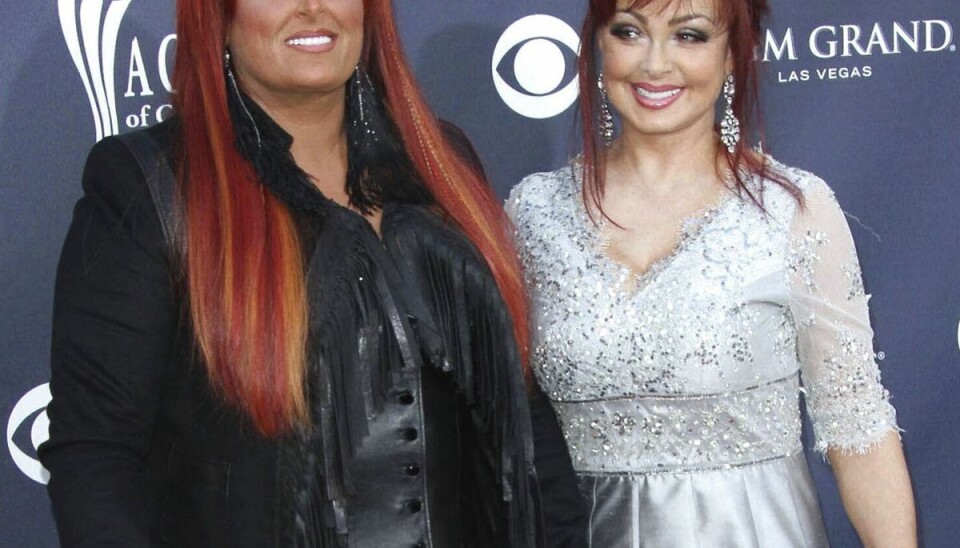 Sangerinde Naomi Judd (til højre) er død i en alder af 76 år. På billedet ses hun med sin datter, som hun også lavede musik med. (Arkivfoto) Sangerinde Naomi Judd (til højre) er død i en alder af 76 år. På billedet ses hun med sin datter, som hun også lavede musik med. (Arkivfoto)