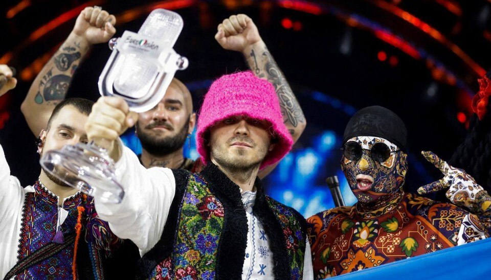 Ukrainske Kalush Orchestra ses her med trofæet, der fulgte med 1. pladsen ved Eurovision Song Contest 2022, og som nu bliver sat til salg på auktion. Ukrainske Kalush Orchestra ses her med trofæet, der fulgte med 1. pladsen ved Eurovision Song Contest 2022, og som nu bliver sat til salg på auktion.