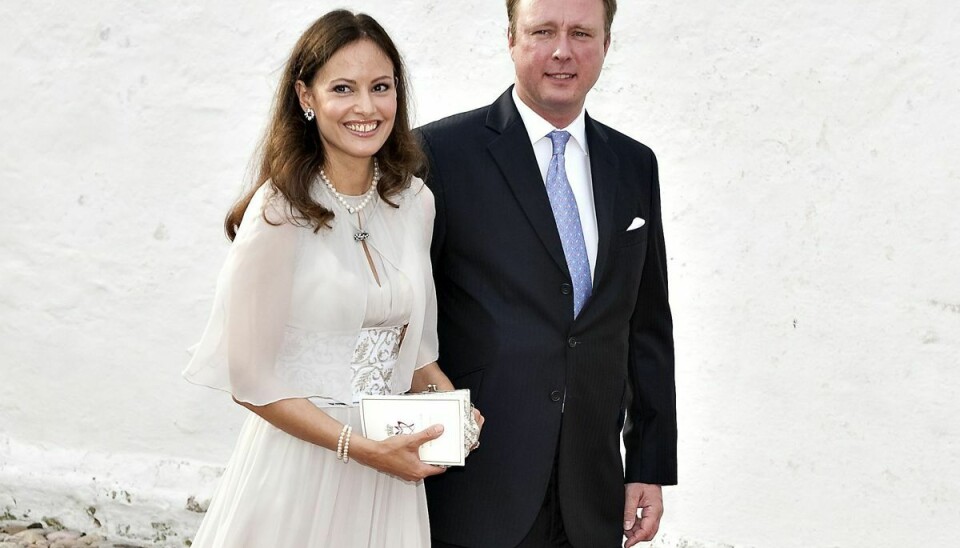 Prinsesse Benediktes søn prins Gustav siger langt om længe ja til sin udkårne, Carina Axelsson.