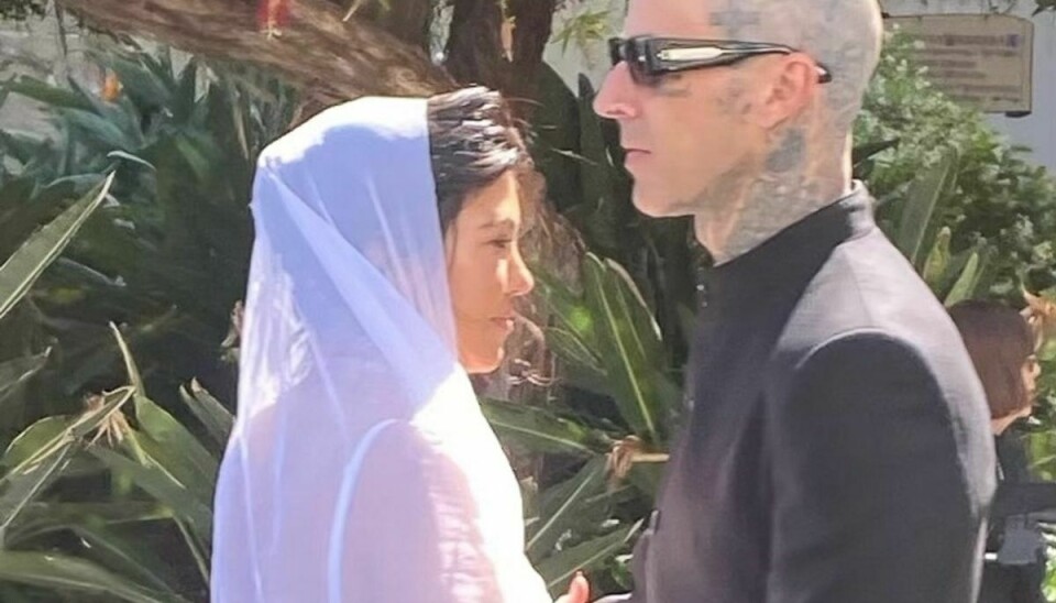 Det nygifte par er her fanget på kamera umiddelbart efter ceremonien, der foregik søndag i Santa Barbara, Californien.