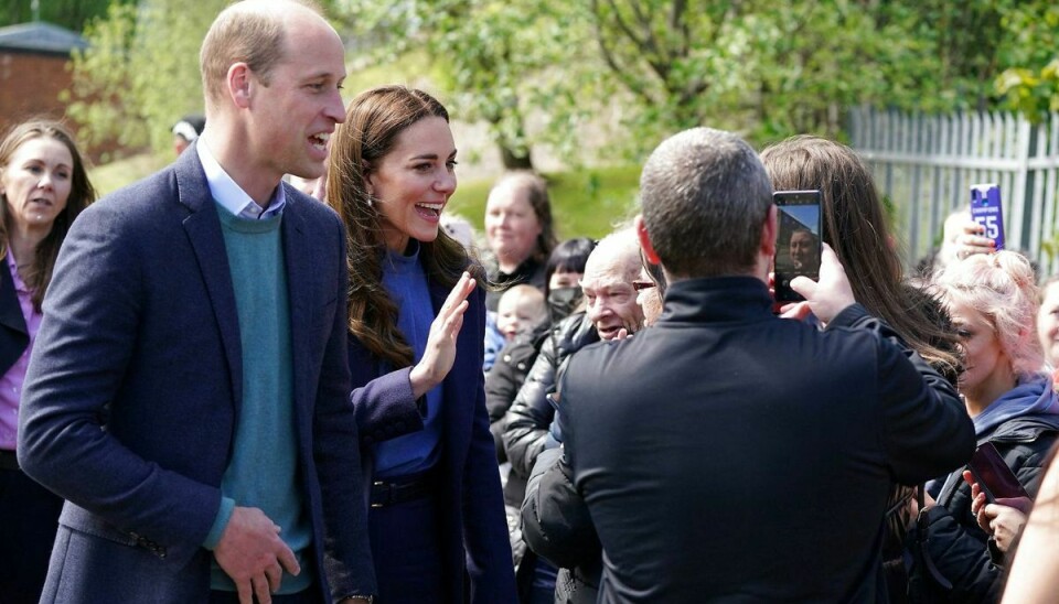 Prins William og hertuginde Kate blander sig med folkemængden på gaden i Glasgow.